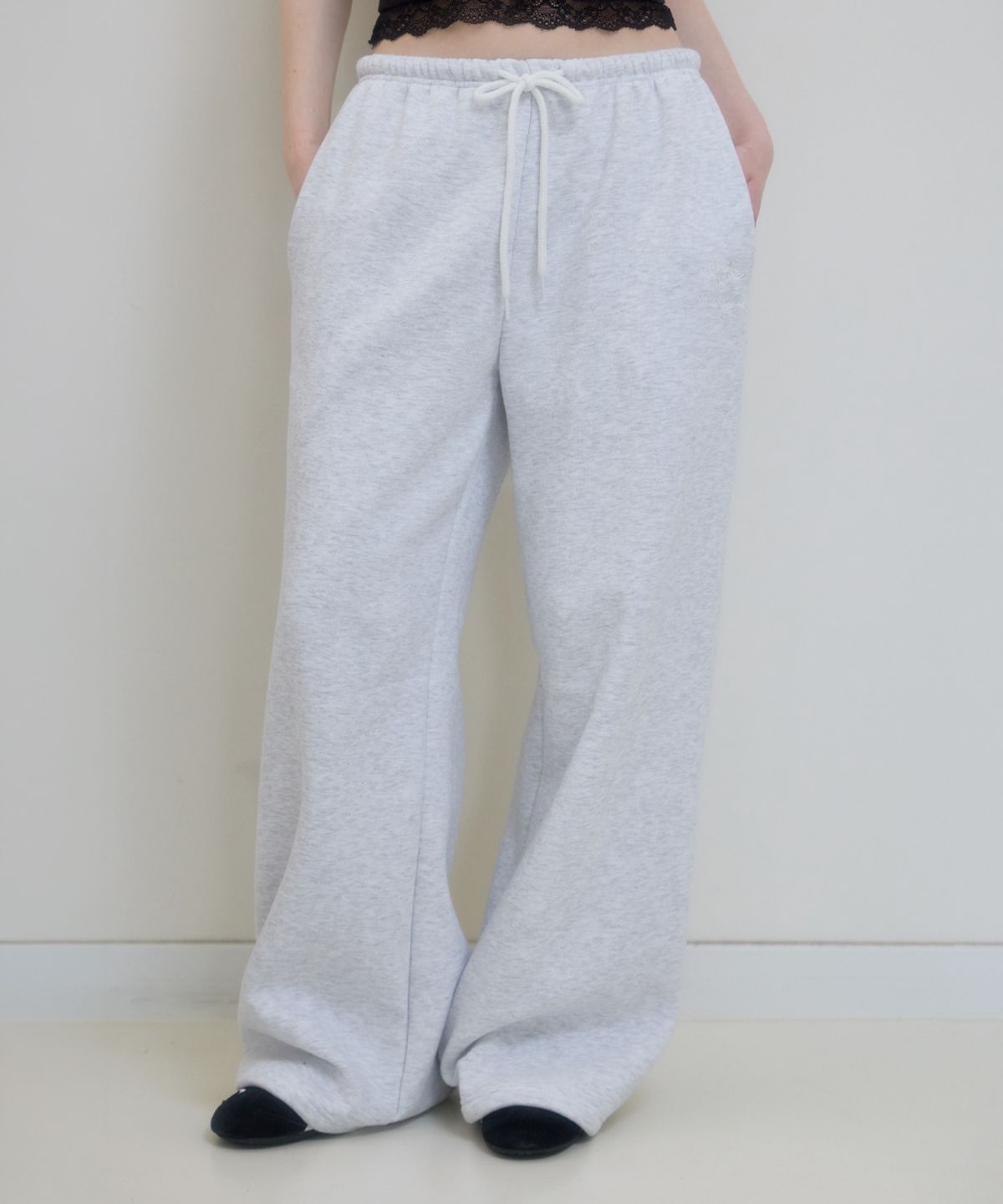 로제프란츠(ROSEFRANTZ) Rose Embroidery Wide Sweatpants [White Melange]