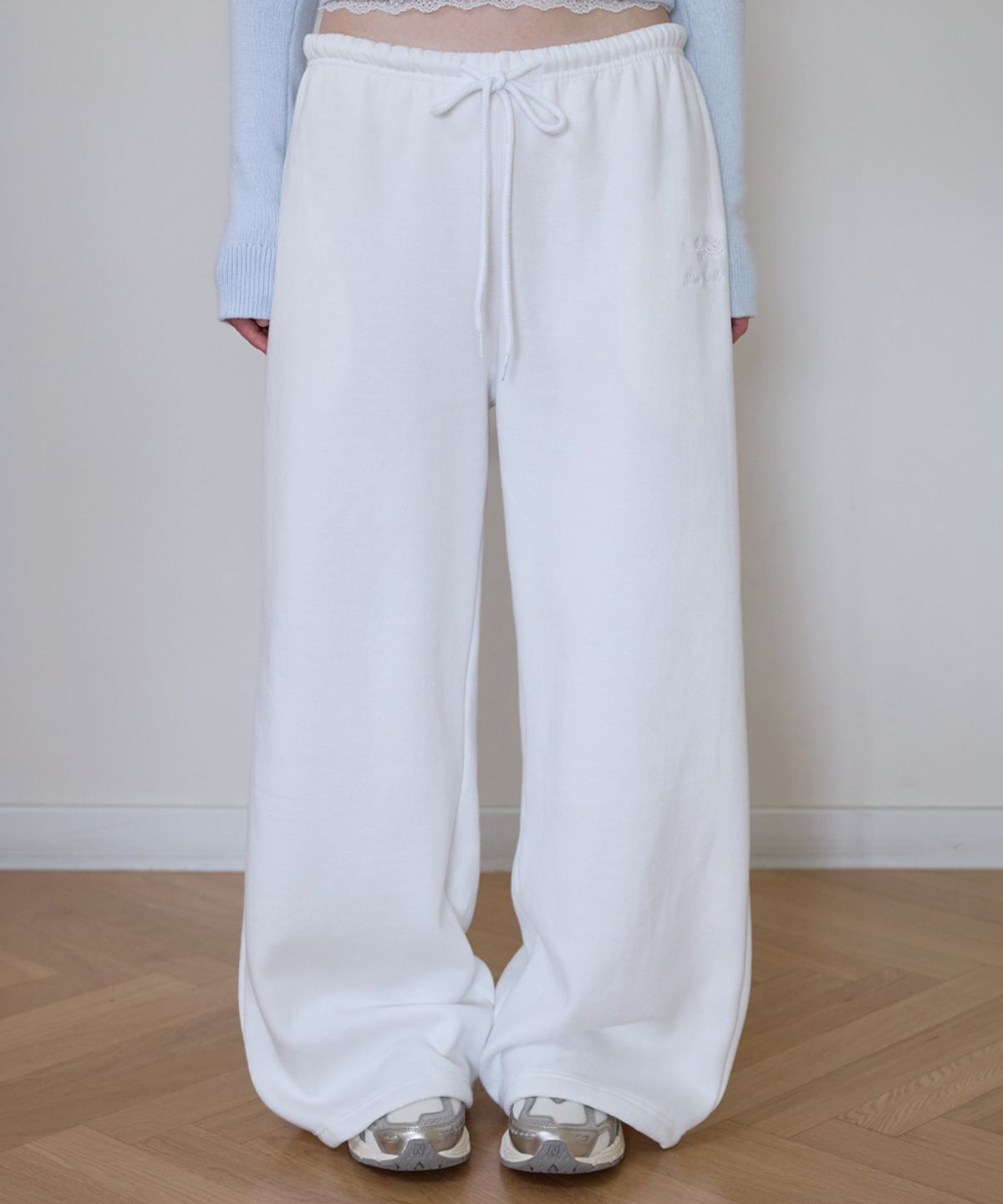 로제프란츠(ROSEFRANTZ) Rose Embroidery Wide Sweatpants [Ivory]