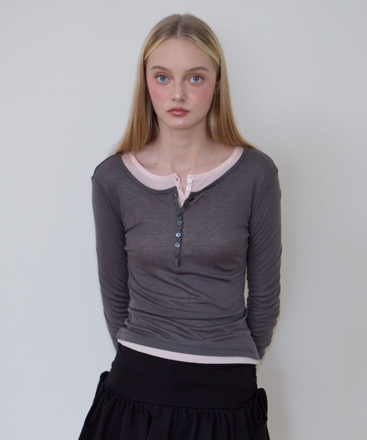 로제프란츠(ROSEFRANTZ) Henley Neck Layered Long Sleeve [Charcoal]