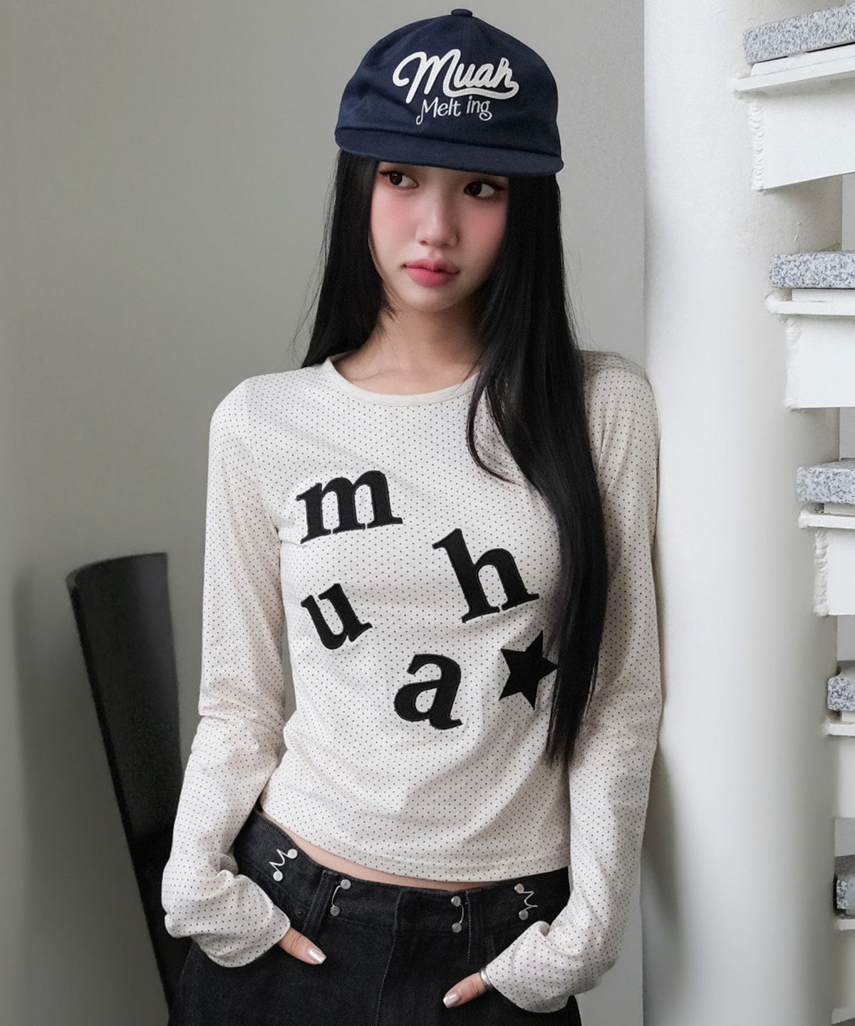 무아무아(MUAHMUAH) 도트 패치 로고 긴팔티 [오트밀]
