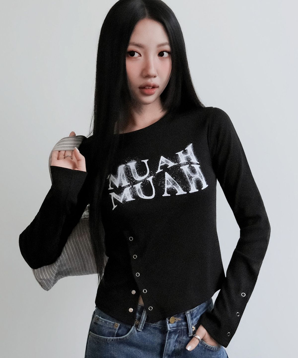 무아무아(MUAHMUAH) 슬릿 스냅버튼 긴팔 티셔츠 [블랙]