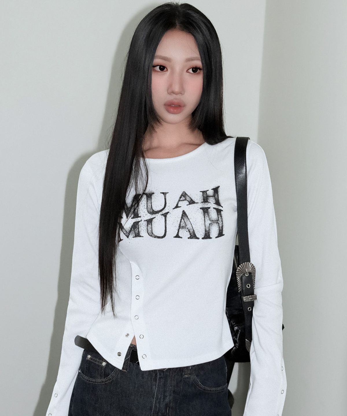 무아무아(MUAHMUAH) 슬릿 스냅버튼 긴팔 티셔츠 [화이트]