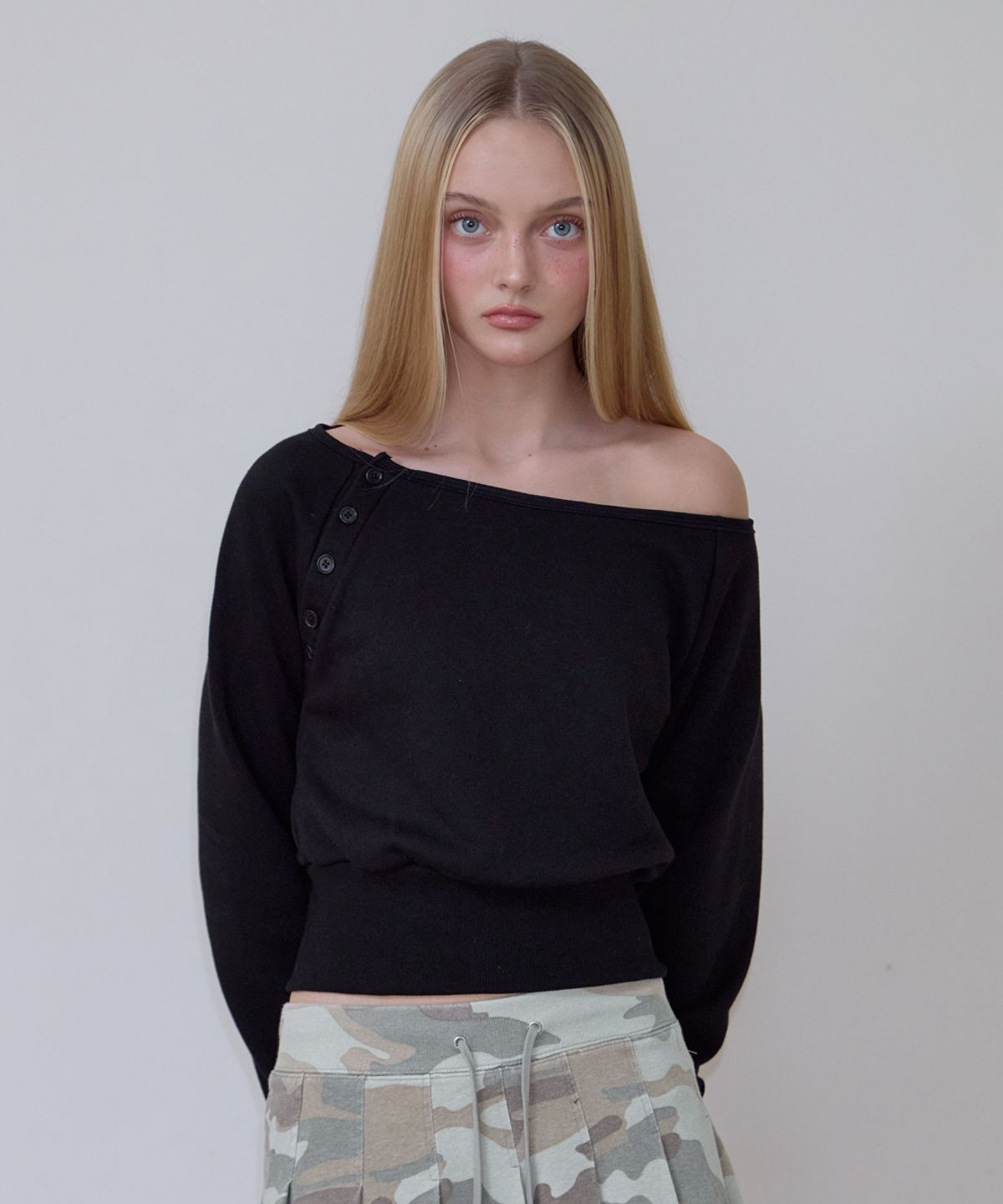 로제프란츠(ROSEFRANTZ) Off-Shoulder Button Sweatshirt [Black]