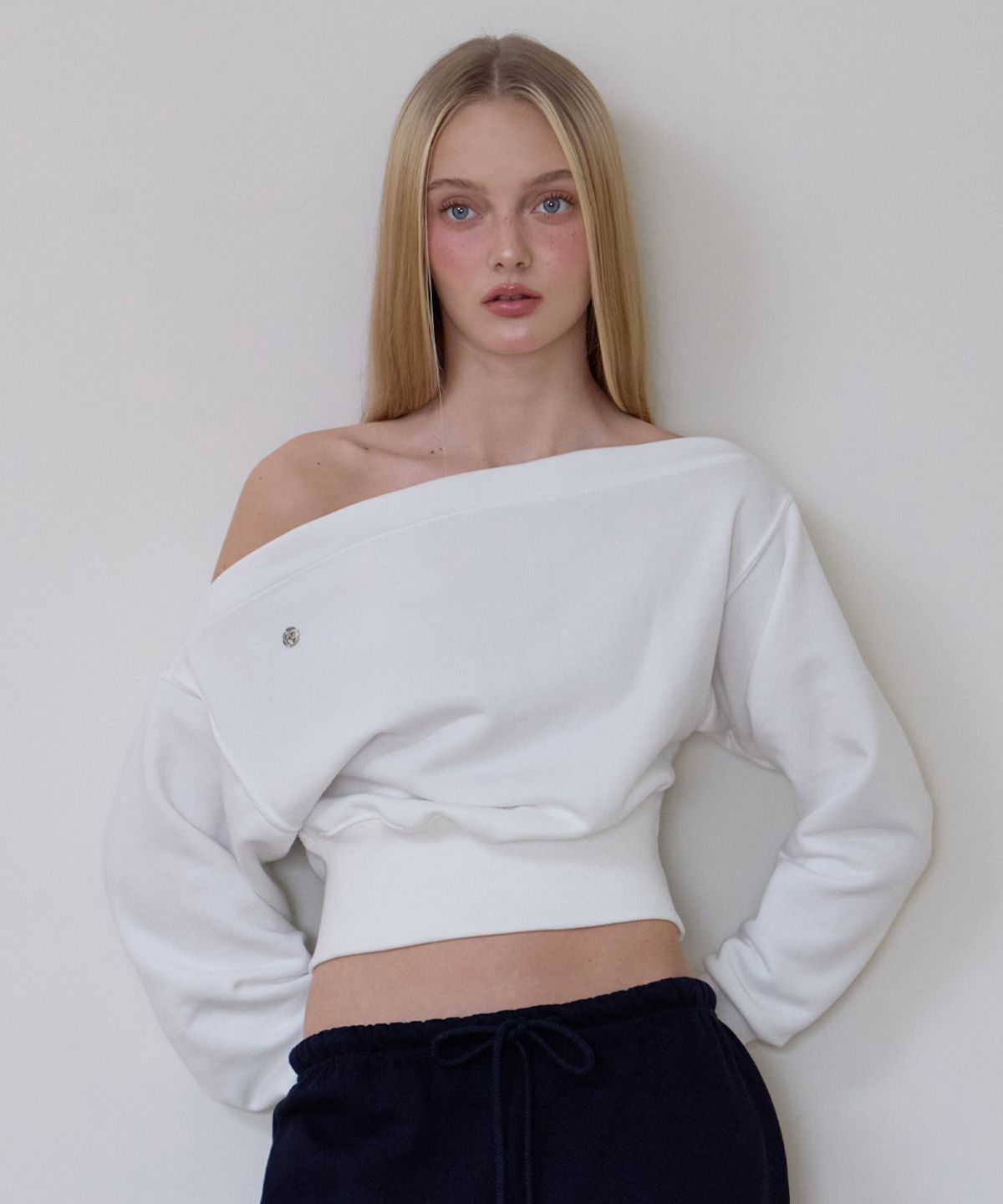 로제프란츠(ROSEFRANTZ) Crop Off Shoulder Sweatshirt [Ivory]