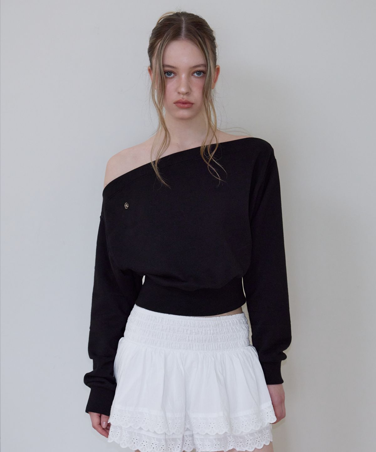 로제프란츠(ROSEFRANTZ) Crop Off Shoulder Sweatshirt [Black]