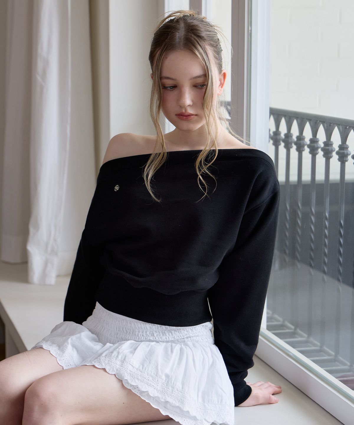로제프란츠(ROSEFRANTZ) Crop Off Shoulder Sweatshirt [Black]