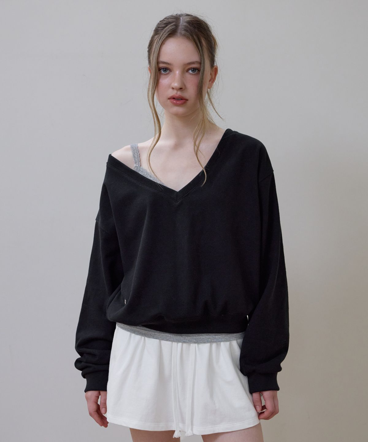 로제프란츠(ROSEFRANTZ) Deep V-neck Sweatshirt [Black]