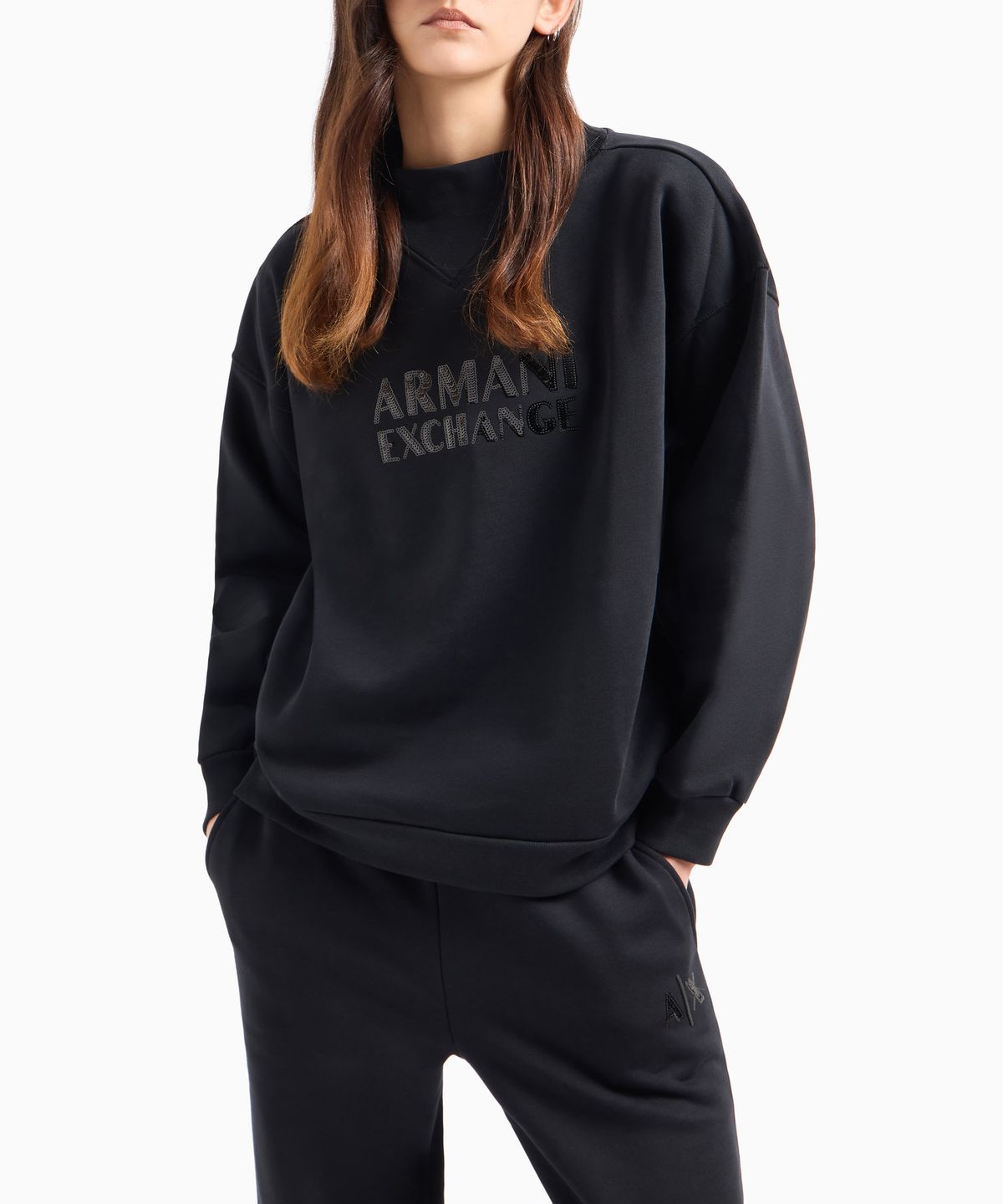 아르마니 익스체인지(ARMANI EXCHANGE) 여성 스팽글 풀 로고 모크넥 티셔츠 _블랙_A424331511