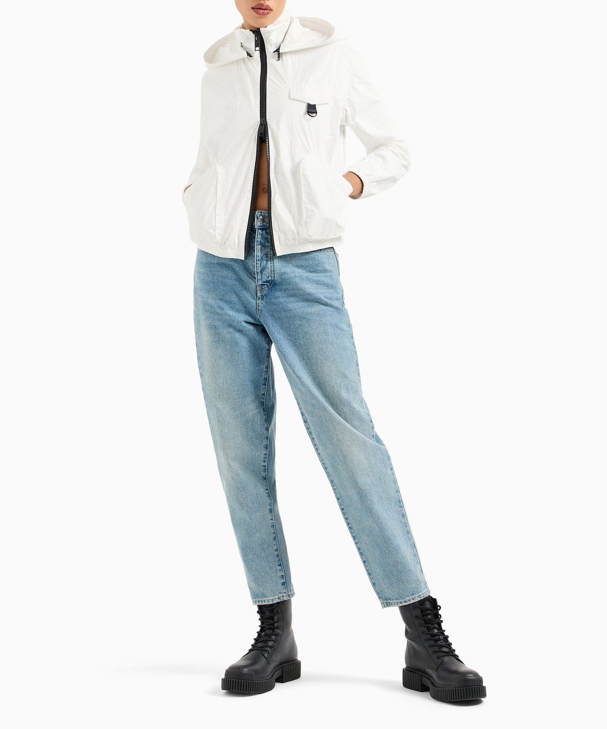아르마니 익스체인지(ARMANI EXCHANGE) 여성 백 로고 패치 데님 팬츠 _라이트 블루_A424340510