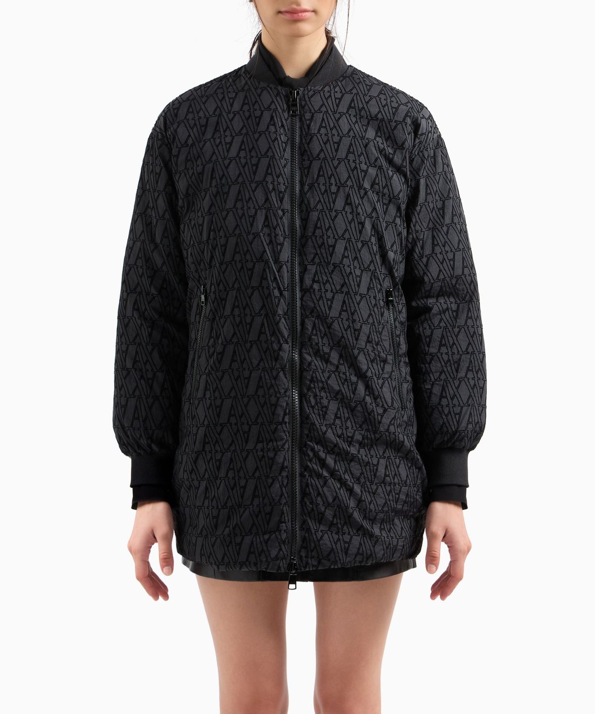 아르마니 익스체인지(ARMANI EXCHANGE) 여성 플록 로고 패턴 패디드 코트 _블랙_A424310510