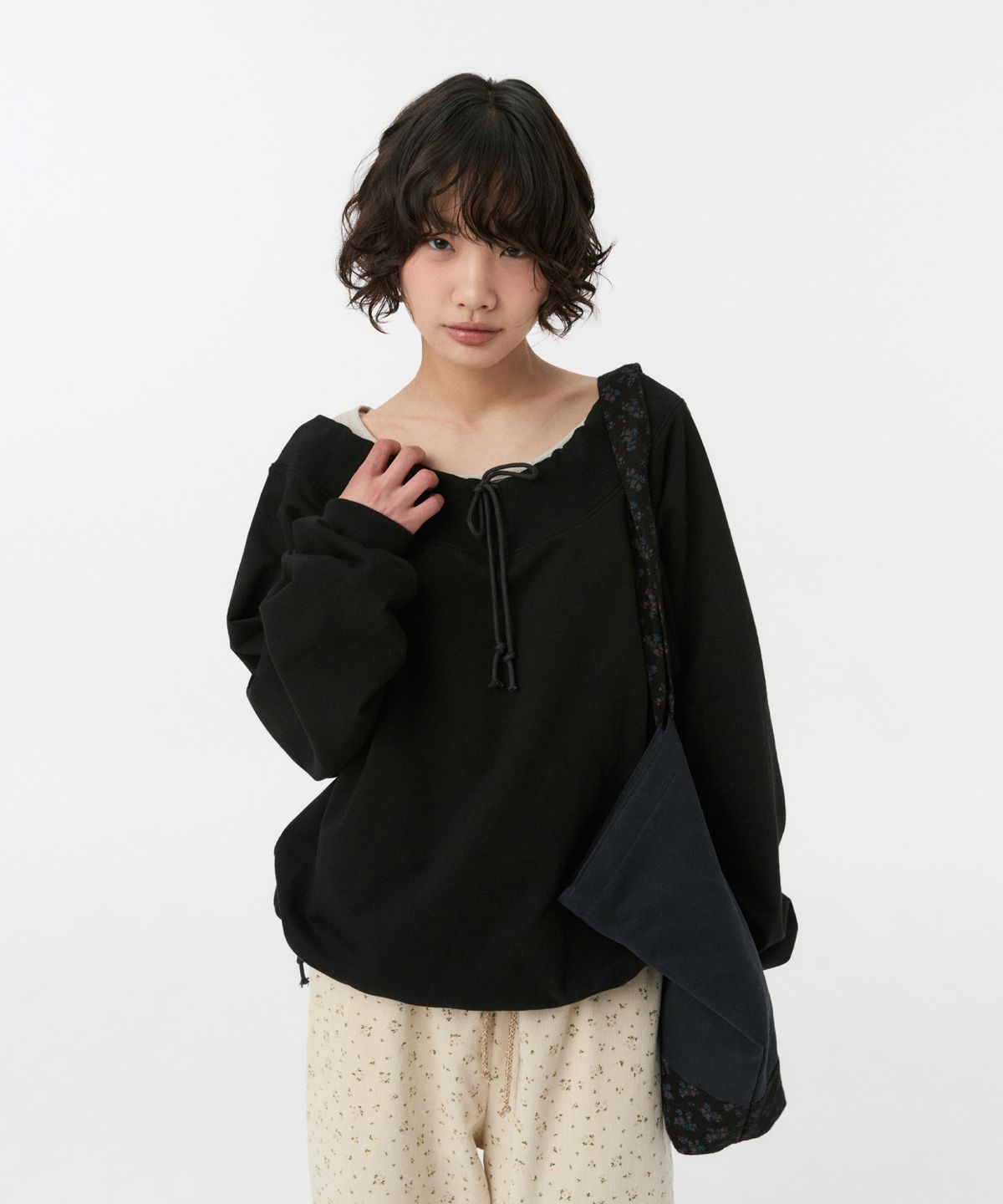 오헤시오(OHESHIO) STRING OFF SHOULDER SWEATSHIRT, BLACK