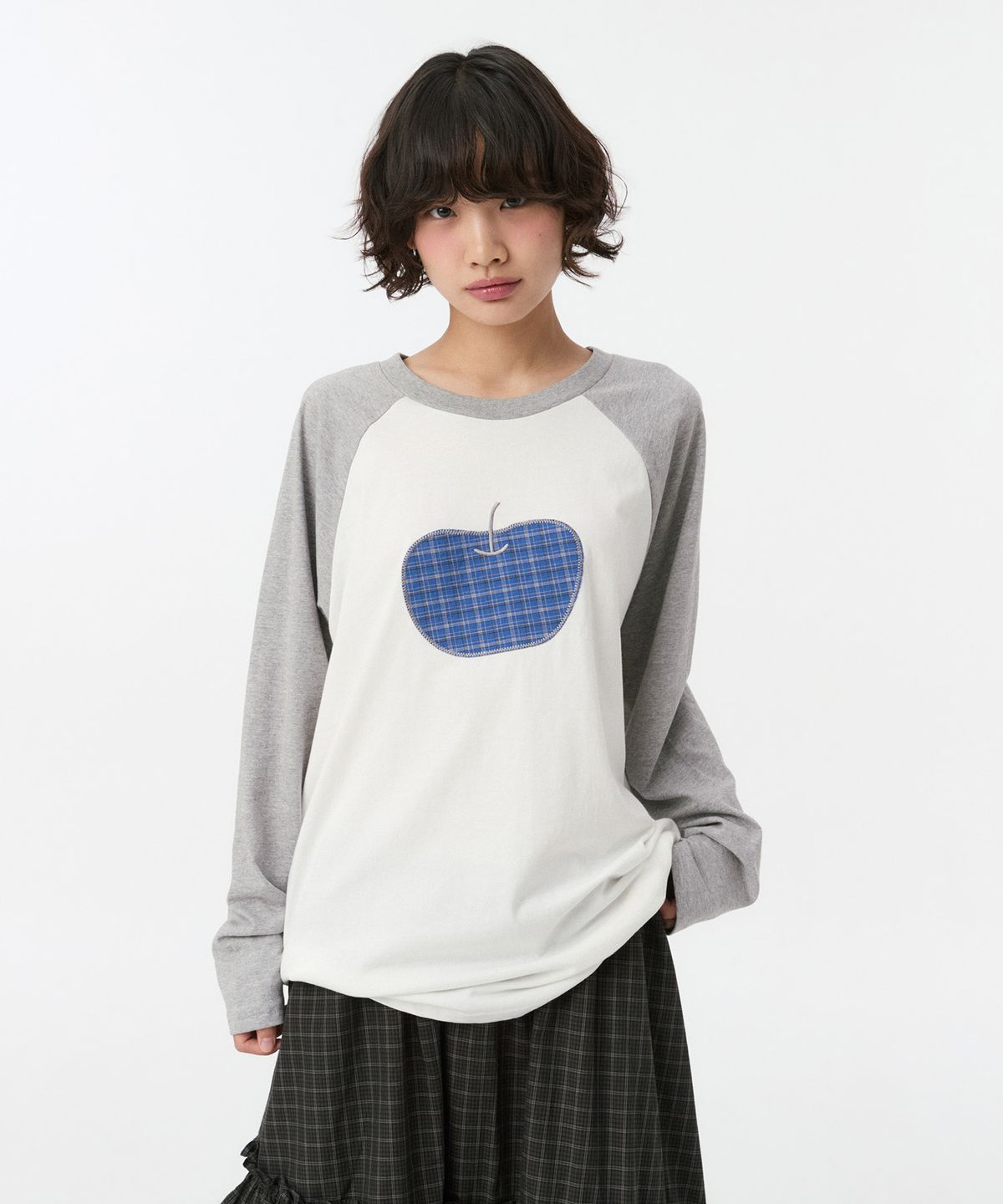오헤시오(OHESHIO) APPLE RAGLAN OVER FIT LONG SLEEVE, WHITE