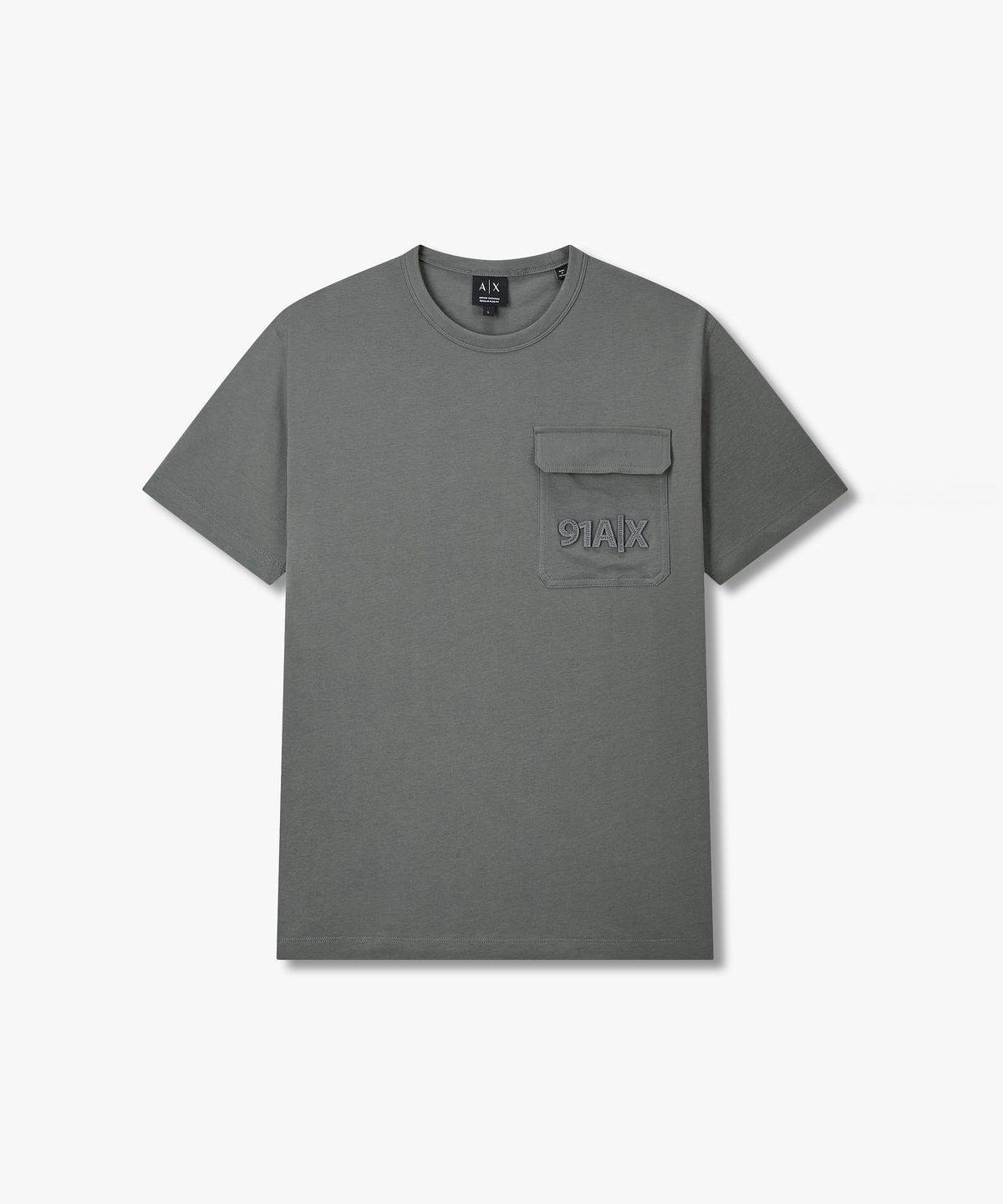 아르마니 익스체인지(ARMANI EXCHANGE) 남성 로고 플랩 포켓 티셔츠 _다크 그레이_A416130012