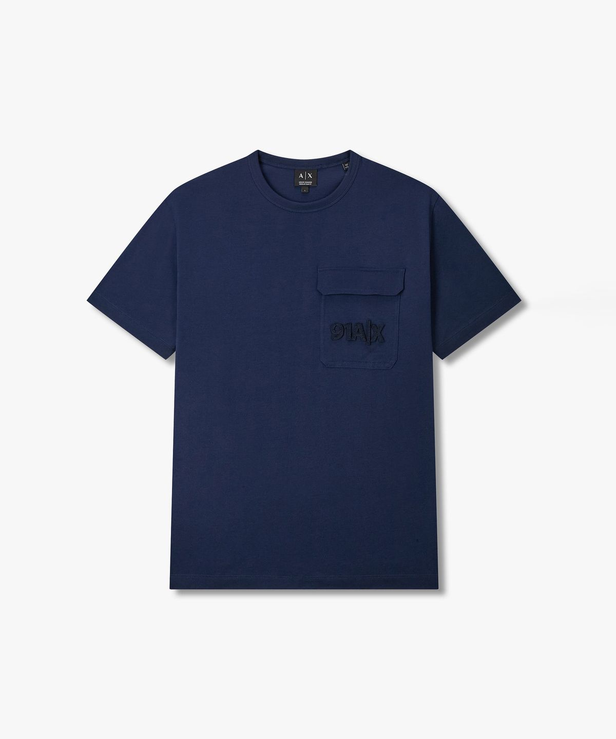 아르마니 익스체인지(ARMANI EXCHANGE) 남성 로고 플랩 포켓 티셔츠 _다크 블루_A416130013