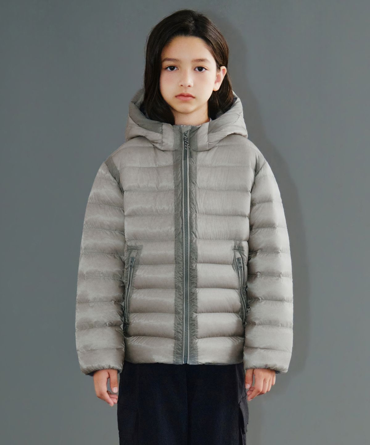 무신사 스탠다드 키즈(MUSINSA STANDARD KIDS) [시티 레저] 시어 후디드 라이트 다운 재킷 [라이트 그레이]