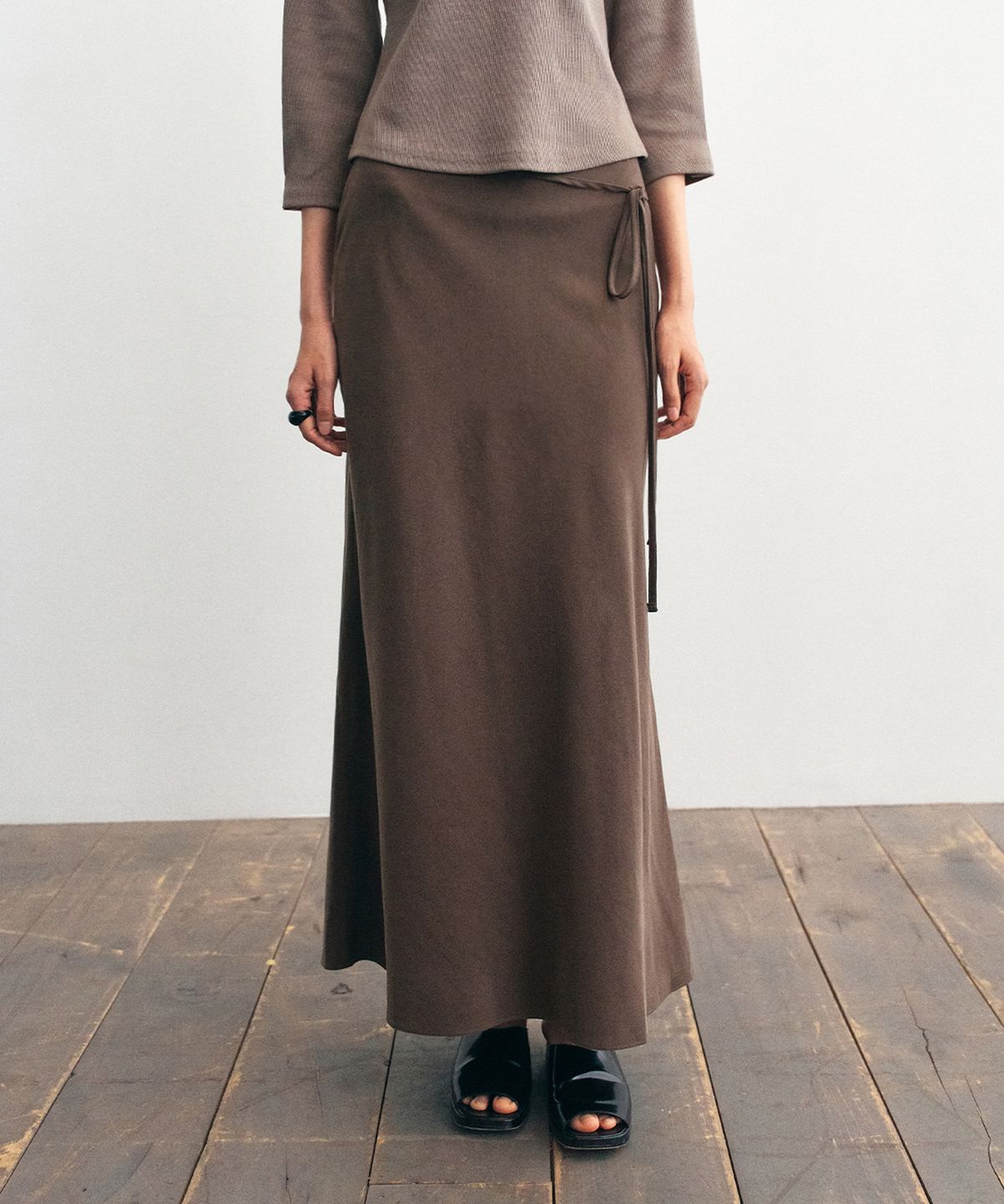더 릴(THE LILLE) Fluid Long Skirt_Brown