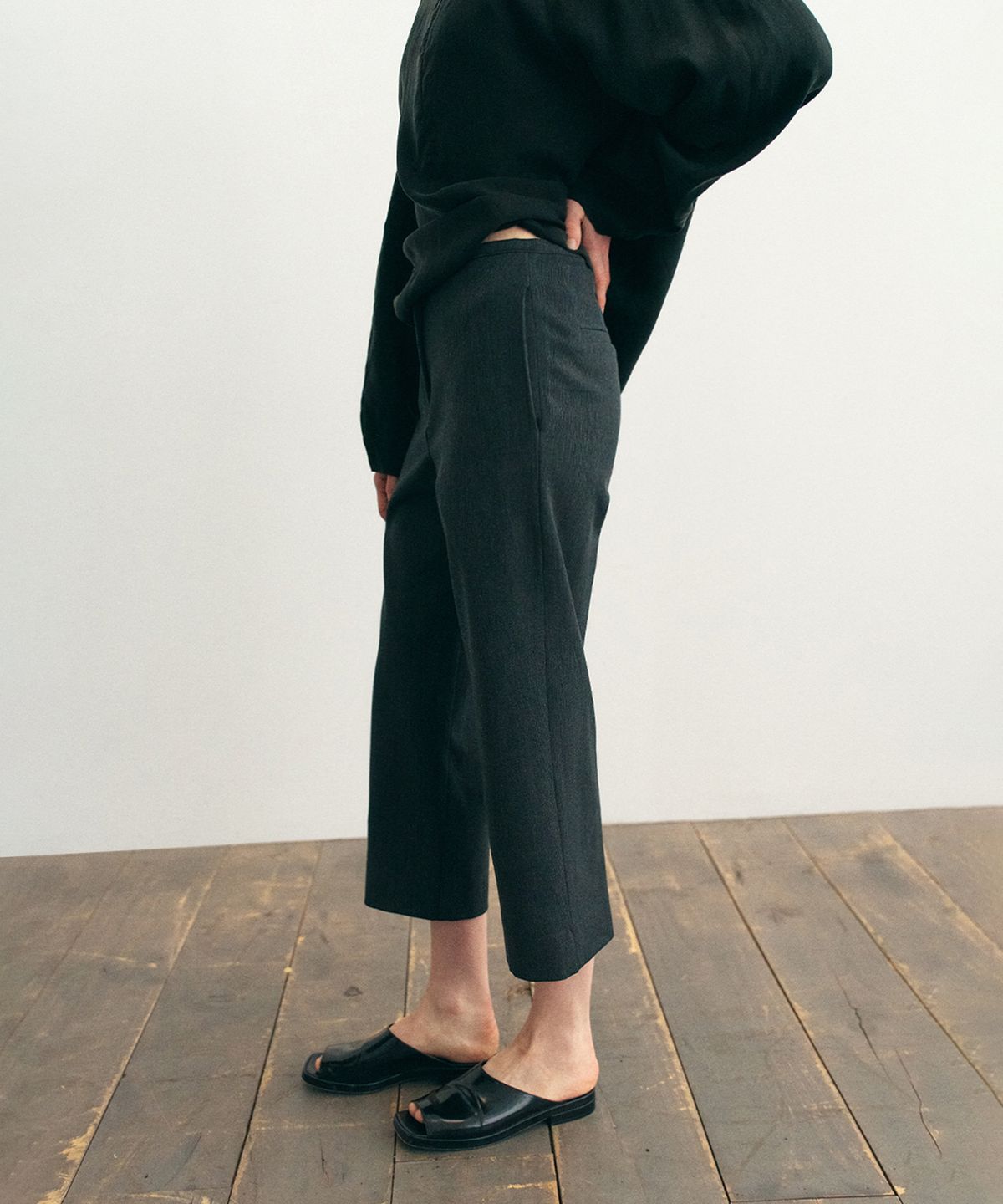 더 릴(THE LILLE) Cove Capri Pants_Charcoal