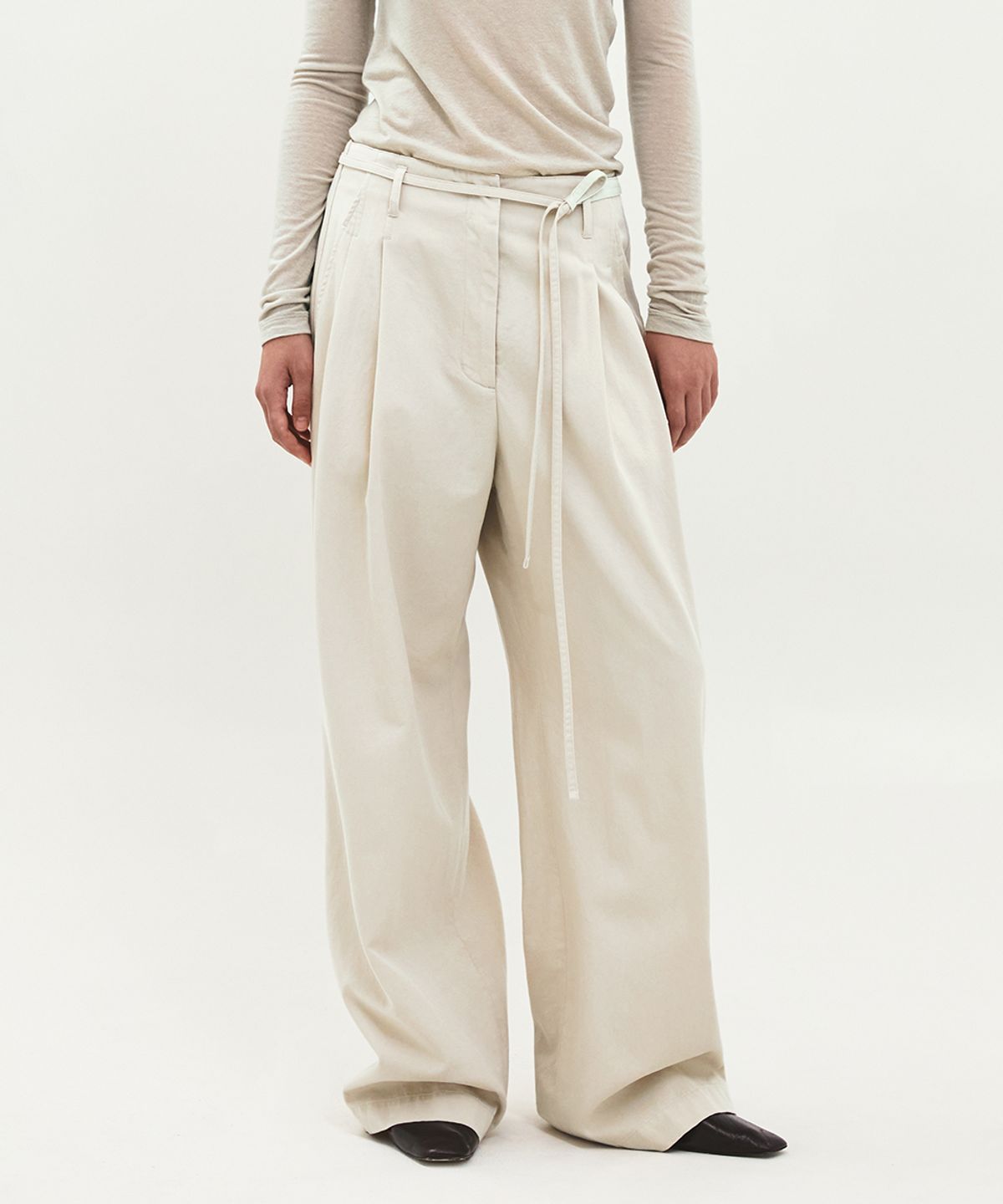 러프사이드 화이트라벨(ROUGH SIDE WHITE LABEL) Grace Tuck Pants Oatmeal