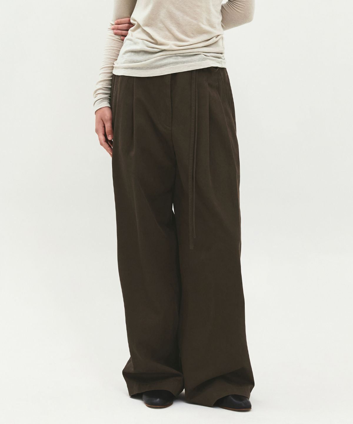 러프사이드 화이트라벨(ROUGH SIDE WHITE LABEL) Grace Tuck Pants Brown