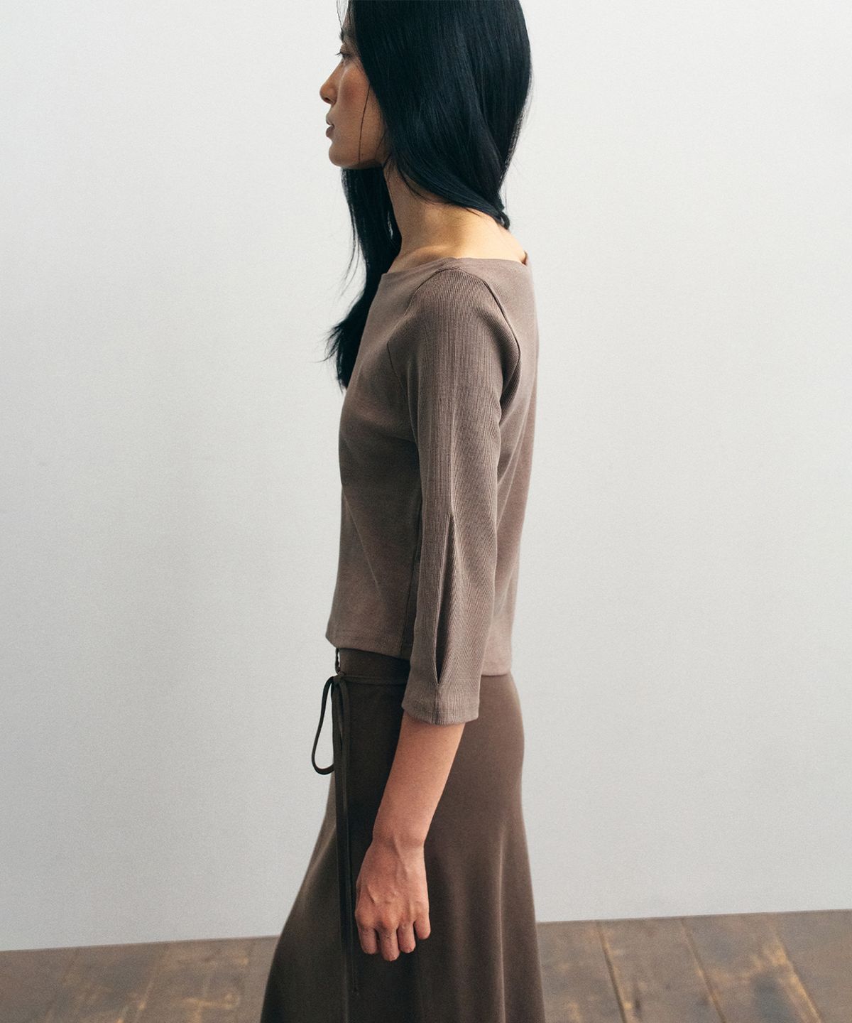 더 릴(THE LILLE) Moss Boat Neck Tee_Brown