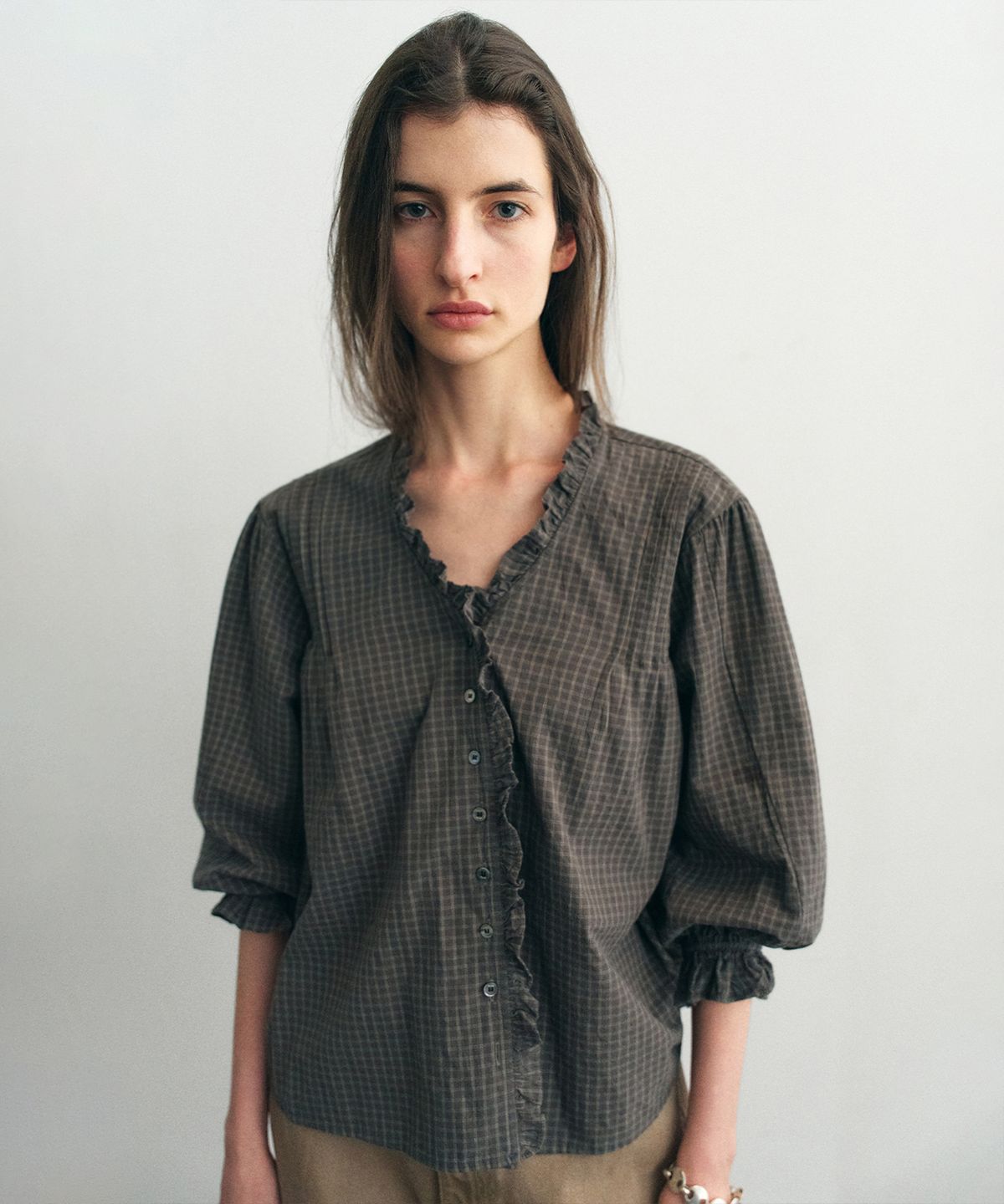 더 릴(THE LILLE) Autumn Mare Frill Blouse_Charcoal Check