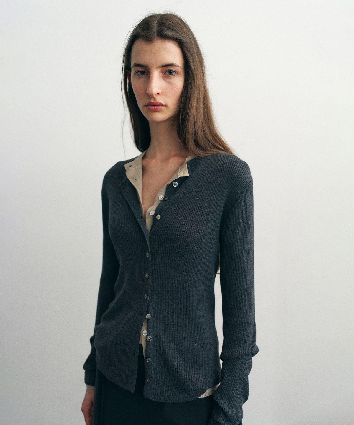 더 릴(THE LILLE) Fine Ribbed Cardigan_Charcoal