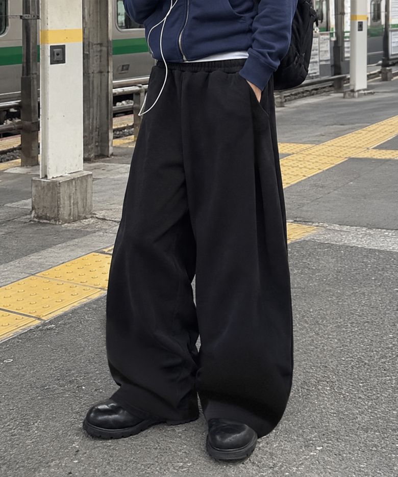 멀티 턱 커브드 스웨트 팬츠 [블랙]