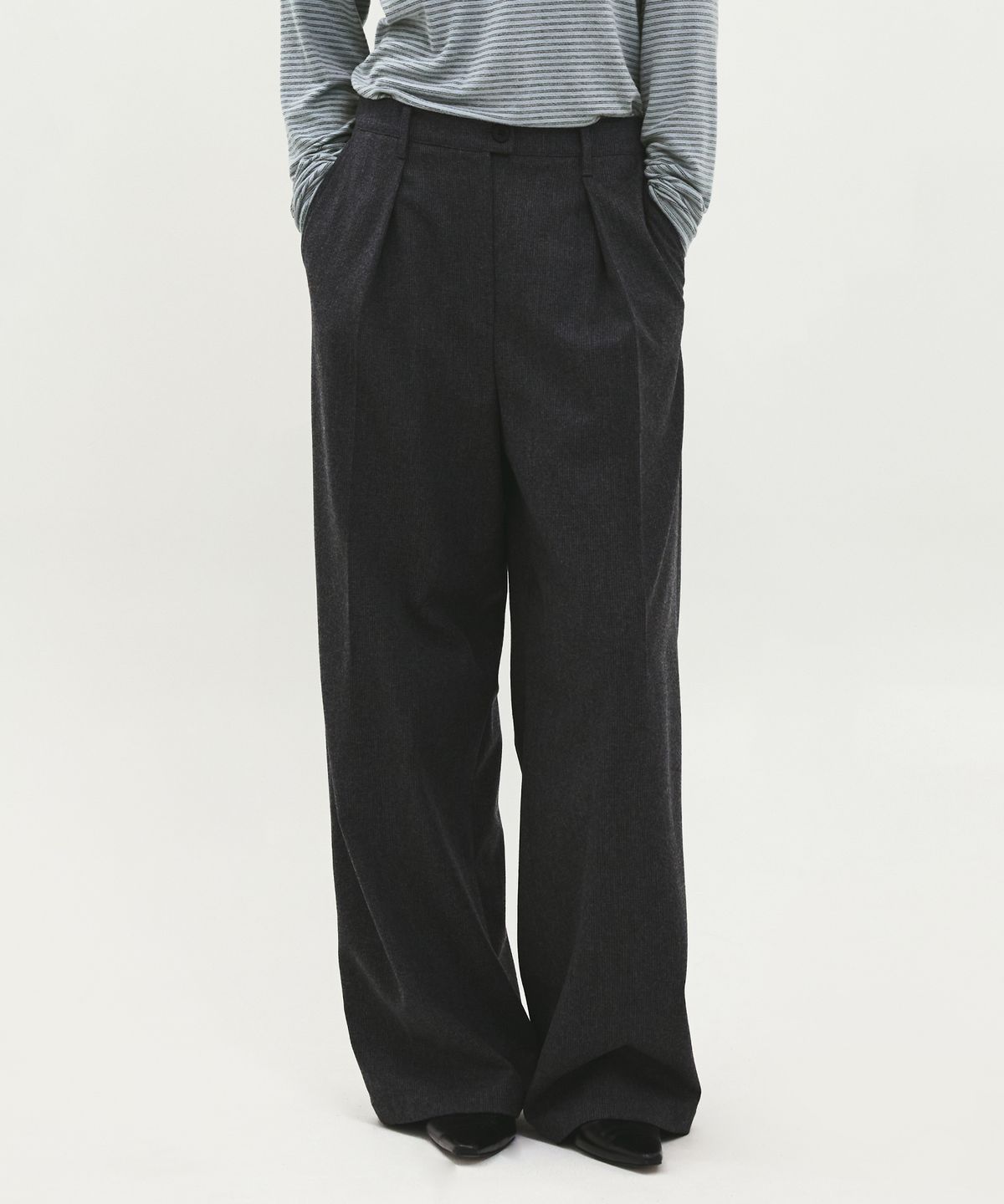 러프사이드 화이트라벨(ROUGH SIDE WHITE LABEL) Wool Pleats Pants Charcoal Stripe
