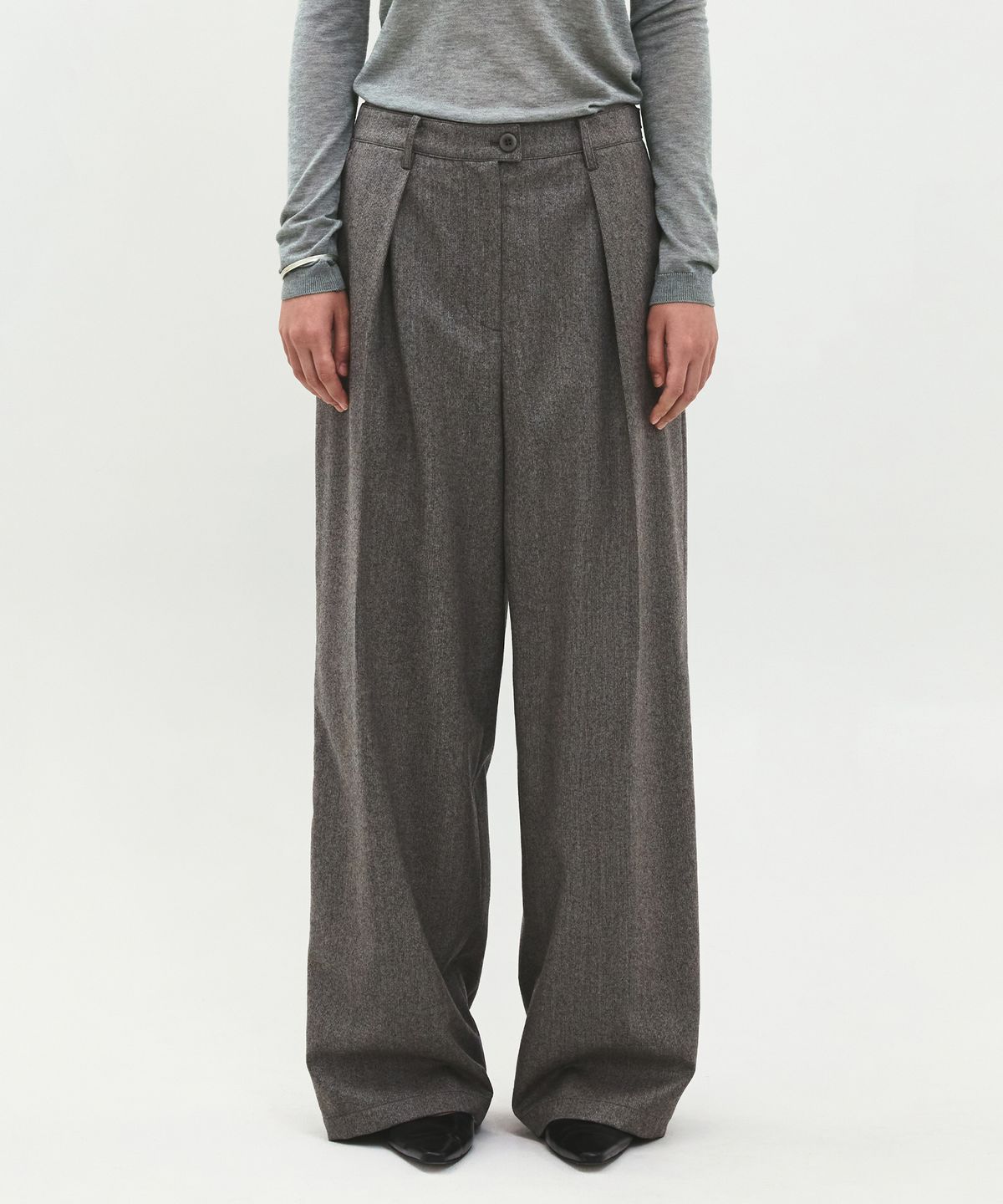 러프사이드 화이트라벨(ROUGH SIDE WHITE LABEL) Wool Pleats Pants Grey Stripe