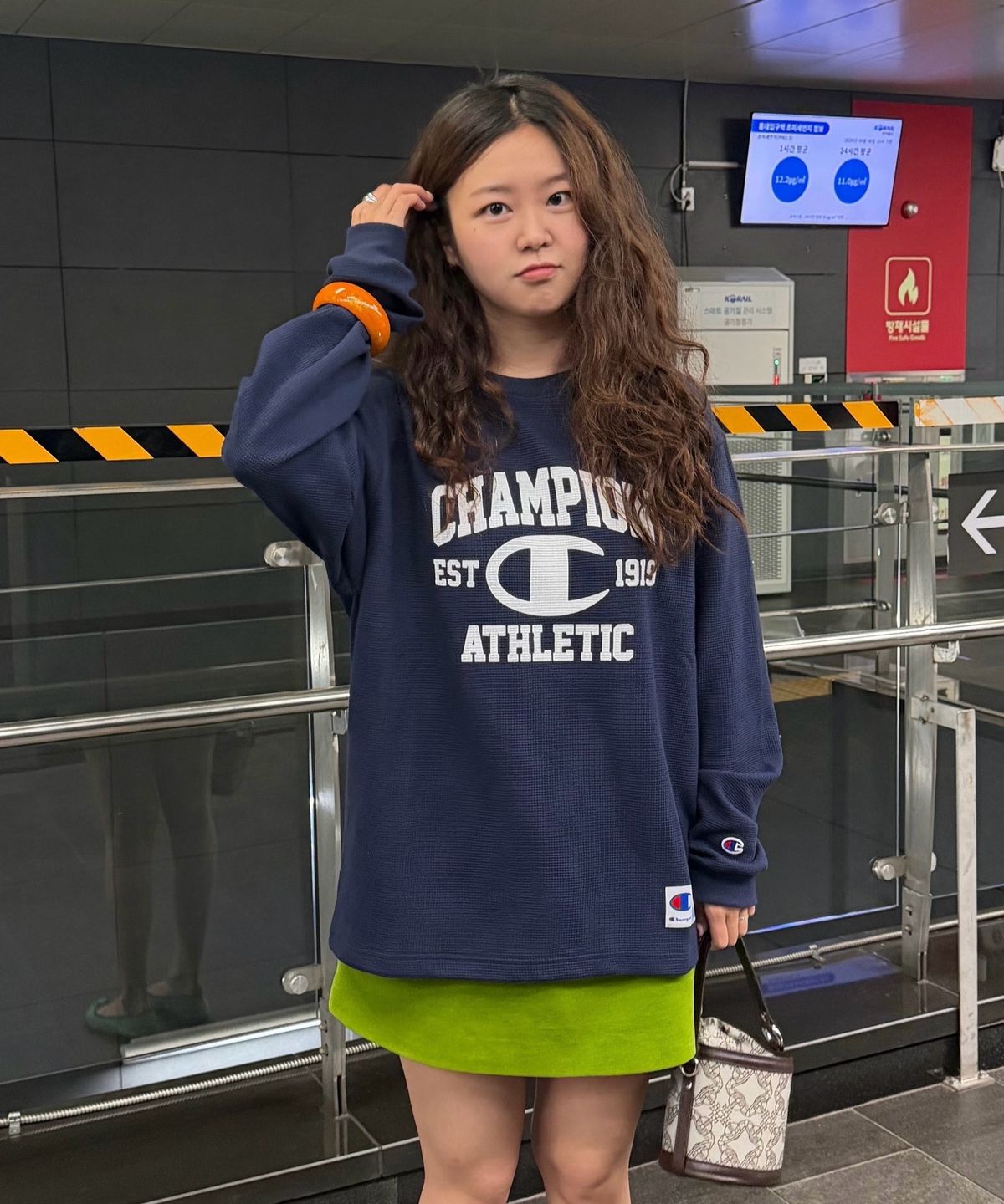 챔피온(CHAMPION) 로고 와플 롱슬리브 티셔츠 Navy