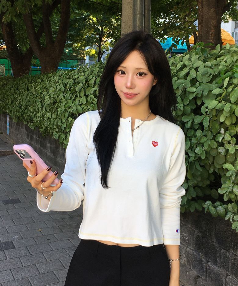 여성 하트 로고 헨리넥 롱슬리브 White