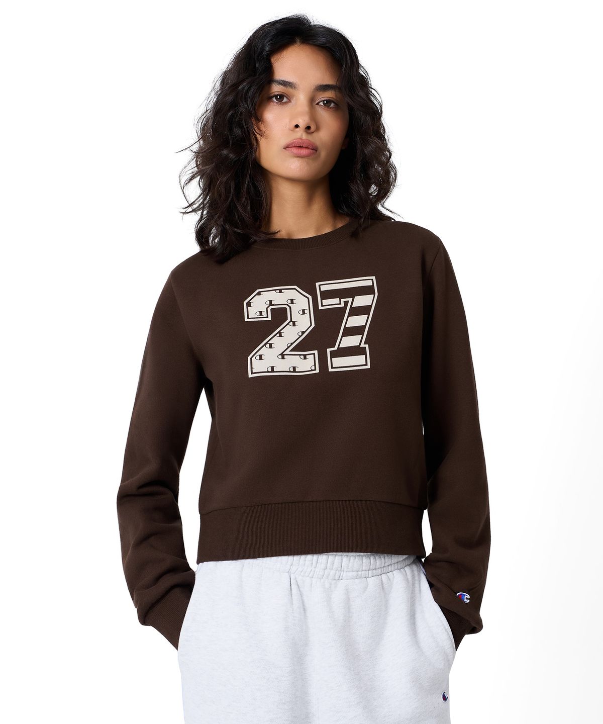 챔피온(CHAMPION) 여성 넘버링 크롭 기모 스웨트 셔츠 Brown