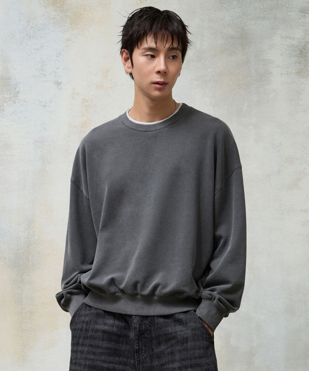 에이지오디(AGOD) 레이어드 크루넥 스웨트셔츠 [피그먼트 차콜]
