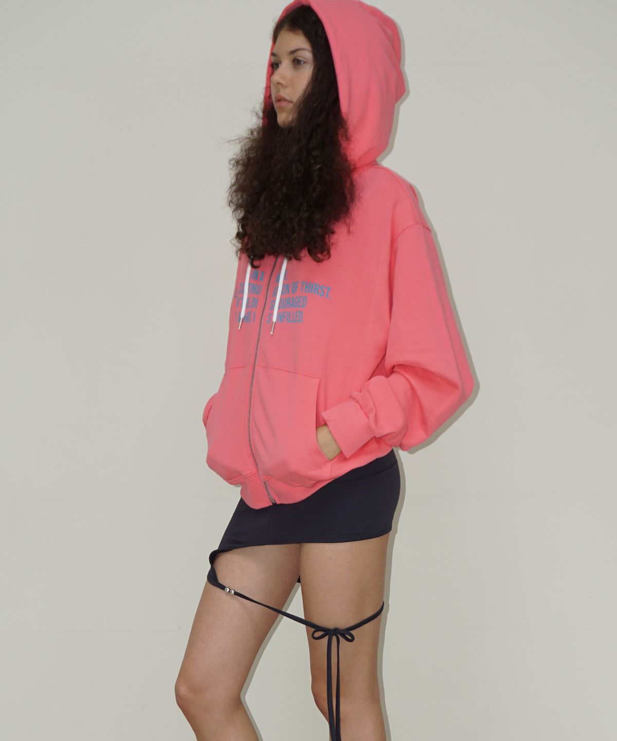 떨스티클럽(THIRSTYCLUB) Lettering light weight hoodie - Pink