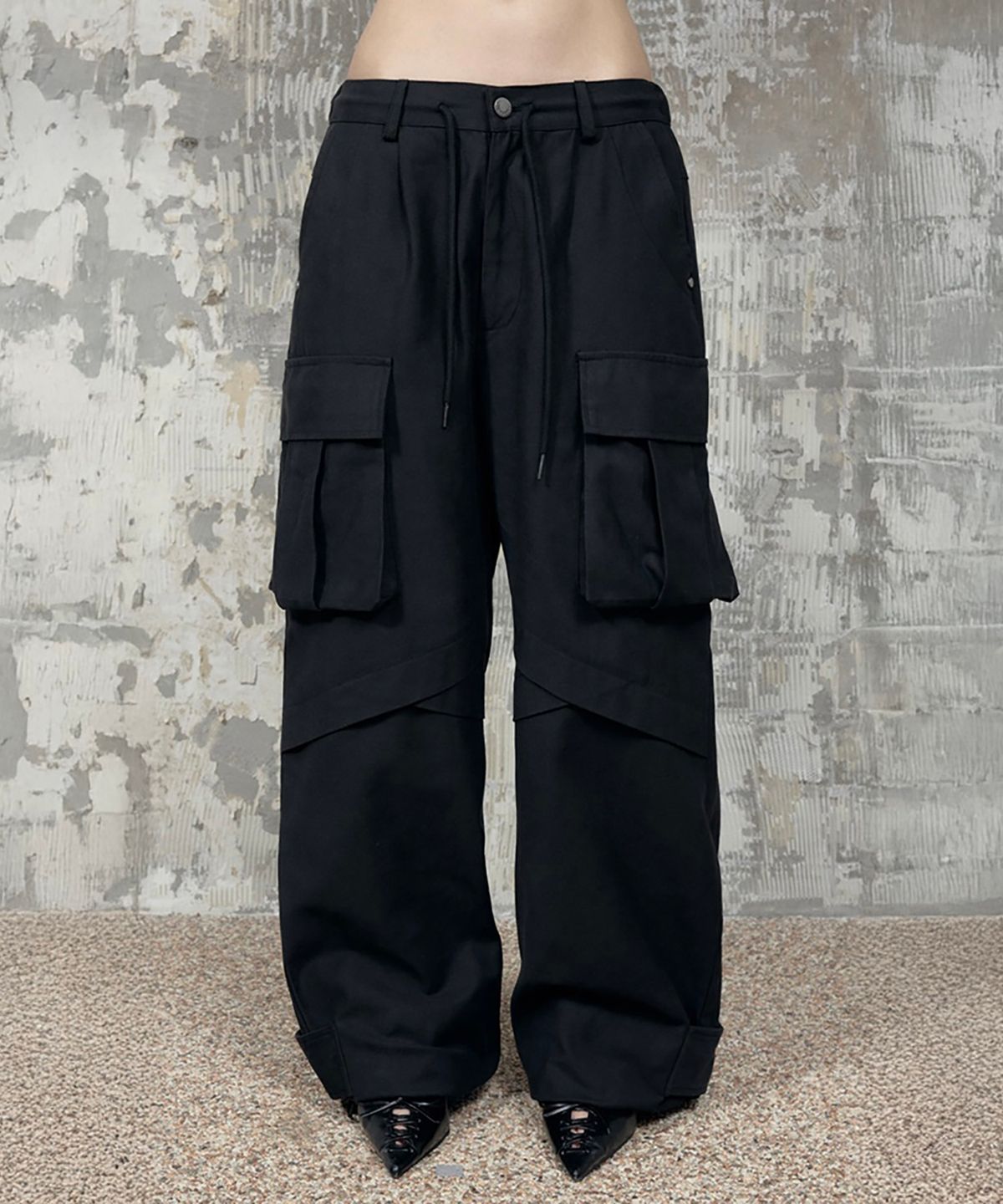 에트오소메(ETRE AU SOMMET) Panel Multi Pocket Cargo Pants (Black)
