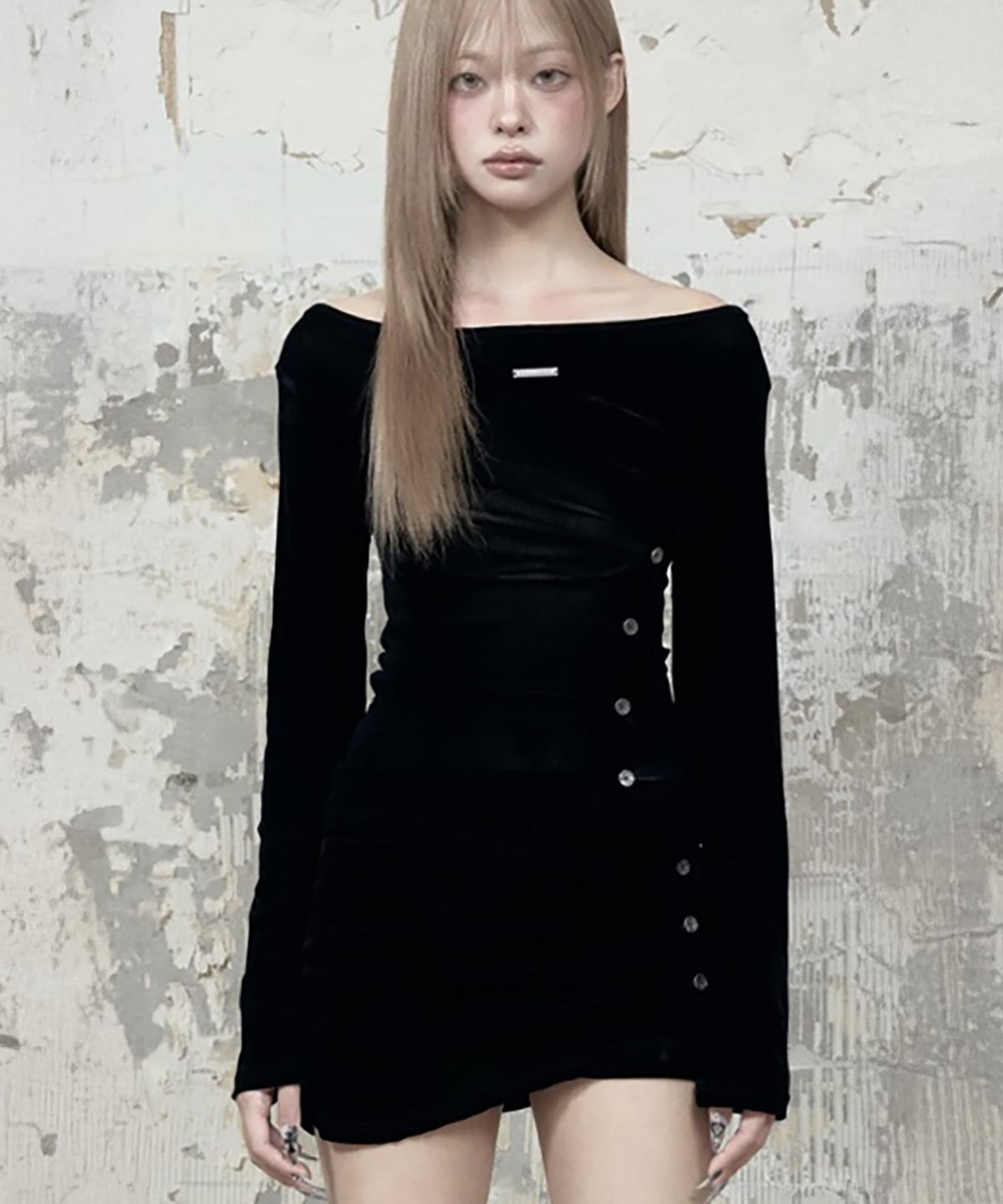 에트오소메(ETRE AU SOMMET) Velvet Button Shirring Slim Long Sleeve (Black)