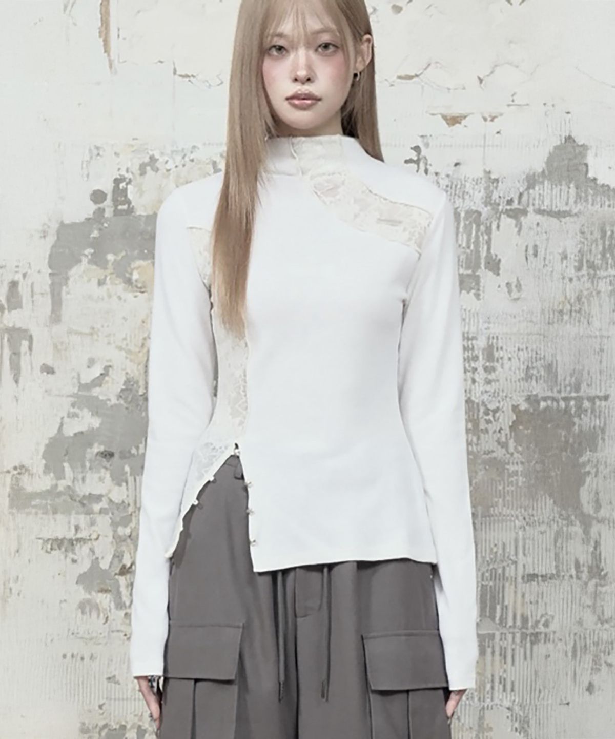 에트오소메(ETRE AU SOMMET) Lace Layer High Neck Slim Long Sleeve (White)