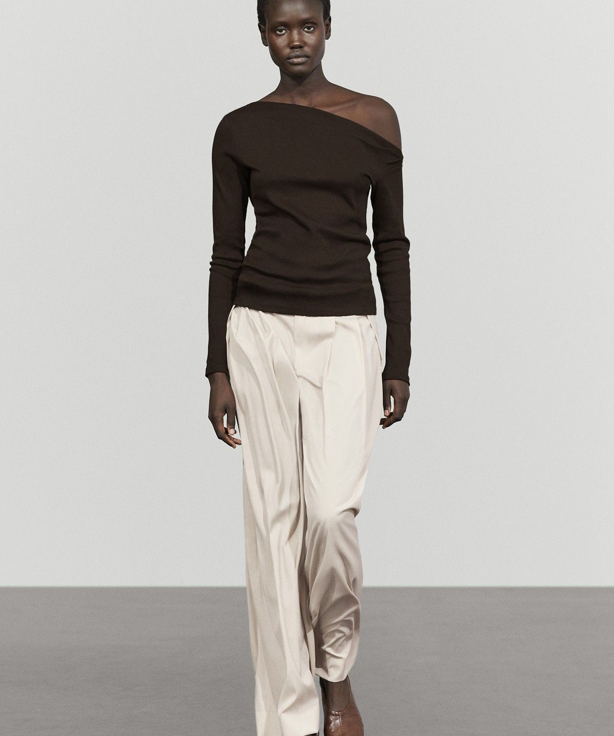 마시모두띠(MASSIMO DUTTI) 드레이프 숄더 티셔츠