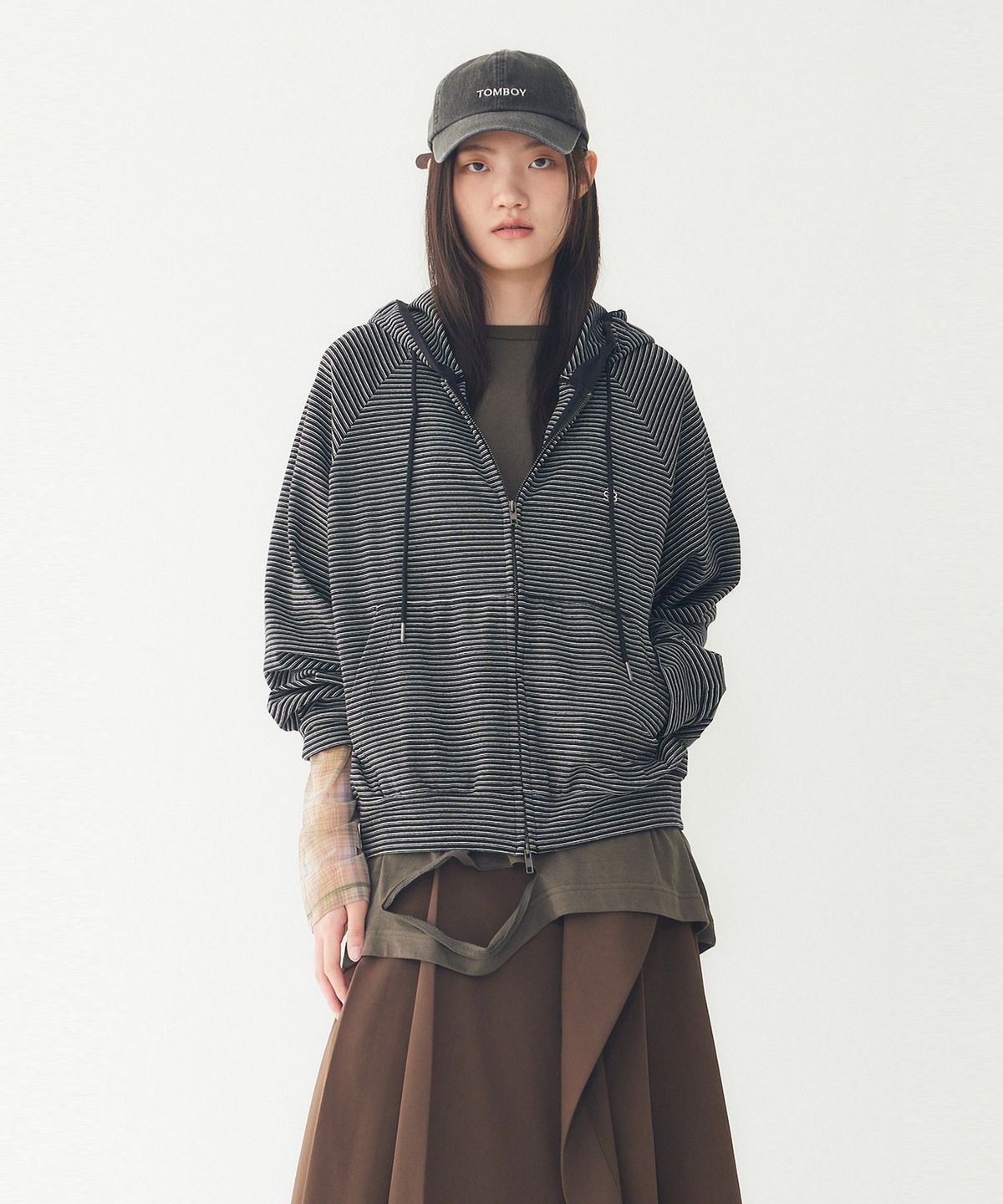 스튜디오 톰보이(STUDIO TOMBOY) 미니멀 스트라이프 후드 집업 _블랙_9176313974