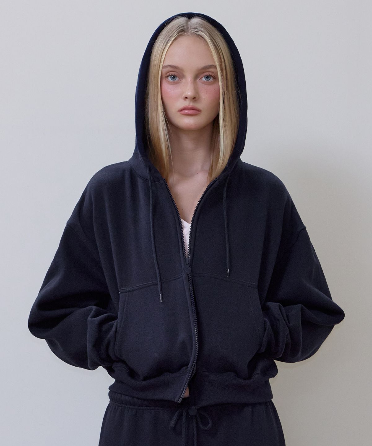 로제프란츠(ROSEFRANTZ) Rose Embroidery Hood Zip-up [Navy]