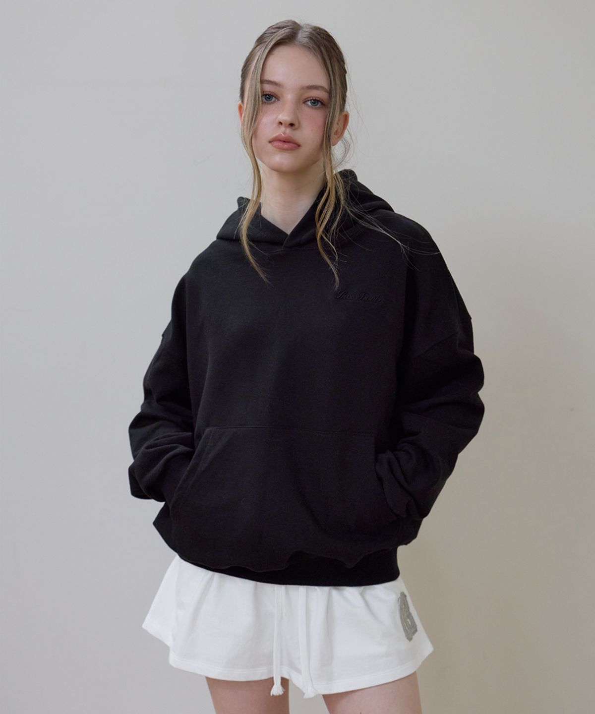 로제프란츠(ROSEFRANTZ) Back Rose Embroidery Hoodie [Black]