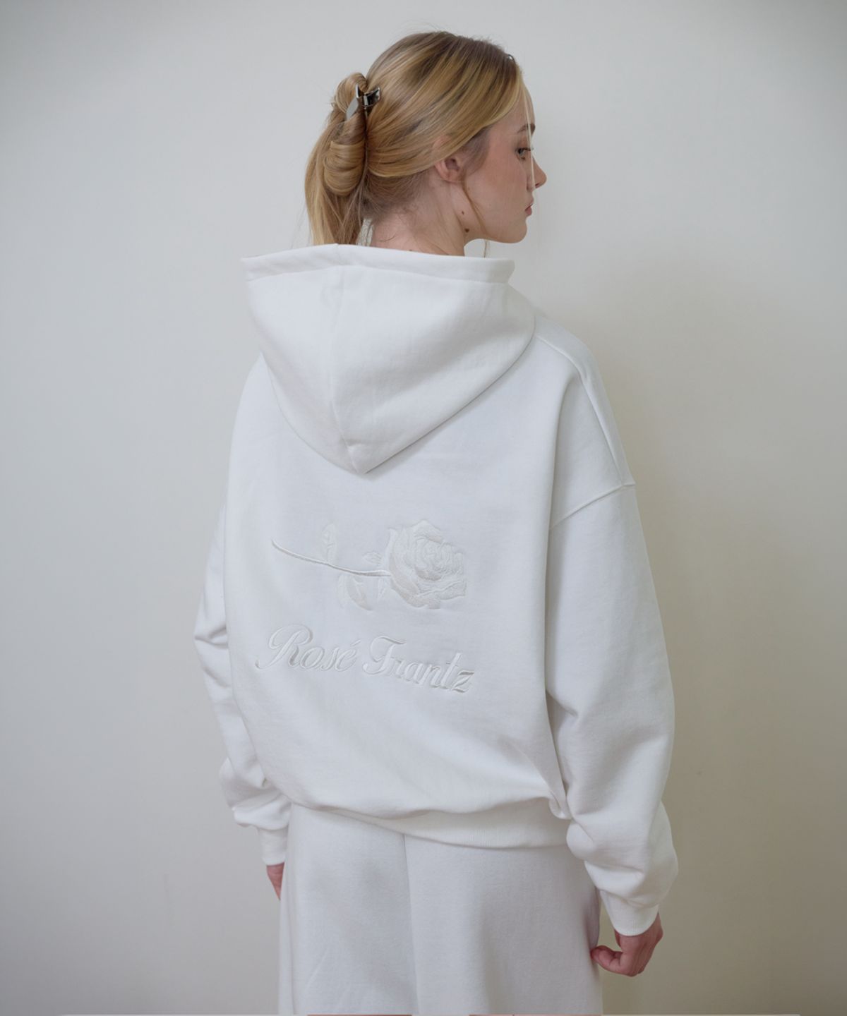 로제프란츠(ROSEFRANTZ) Back Rose Embroidery Hoodie [Ivory]