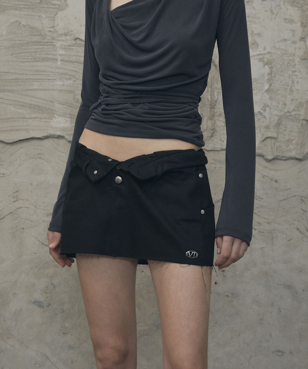 분트(VOONT) Fold Waist V-Line Mini Skirt (BLACK)