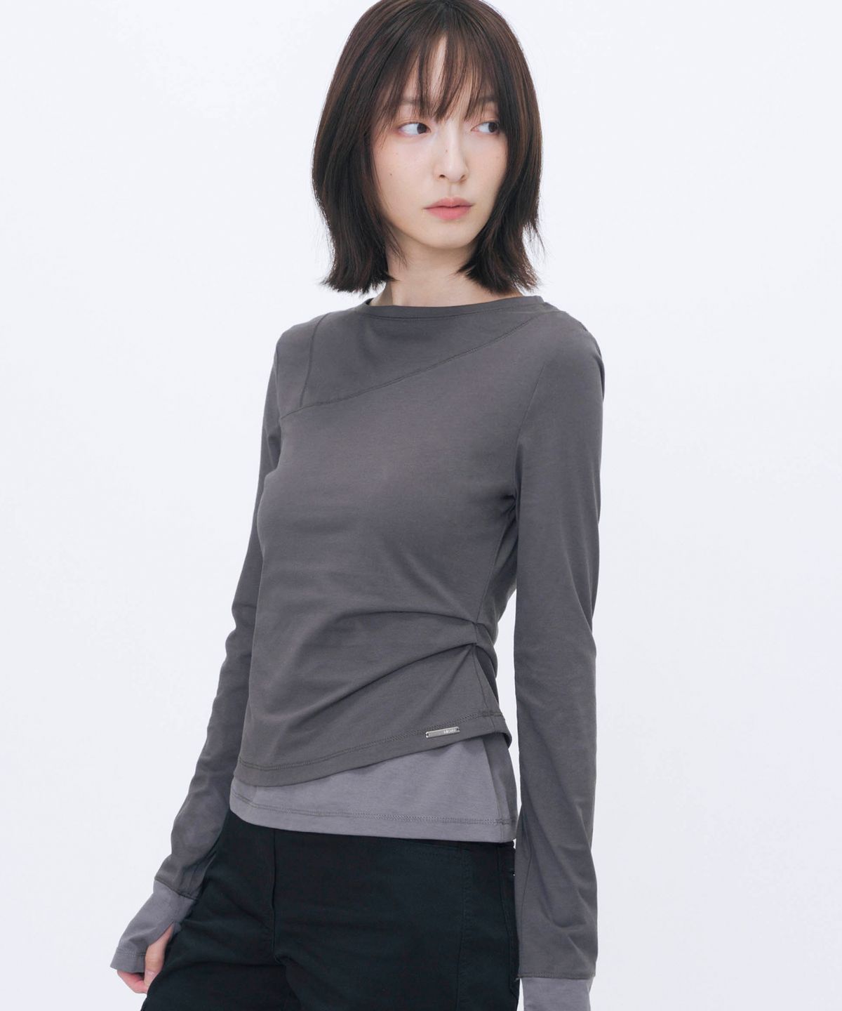 미세키서울(MISEKI SEOUL) Asymmetric contrast long sleeve CHARCOAL