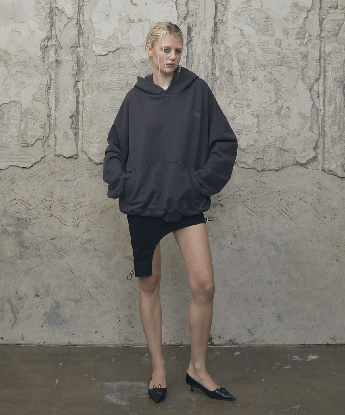 분트(VOONT) Metallic Heart Over-Fit Hoodie (CHARCOAL)