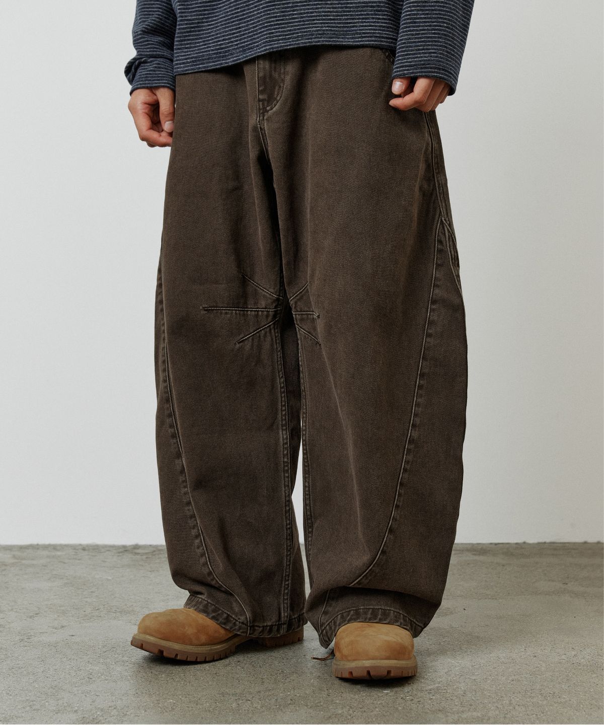 카네이테이(KANEITEI) WIDE PANELED CURVED COTTON PANTS (BROWN)