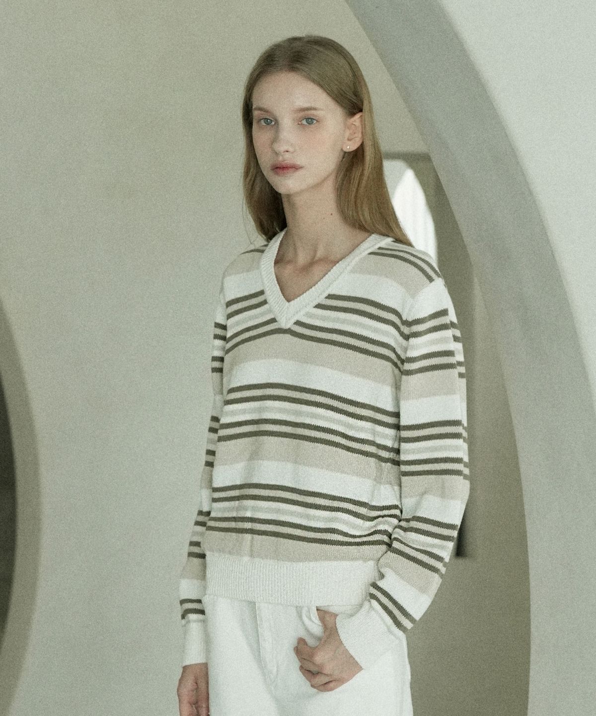블레티(VLETI) Cotton V-neck Striped Knit (beige)
