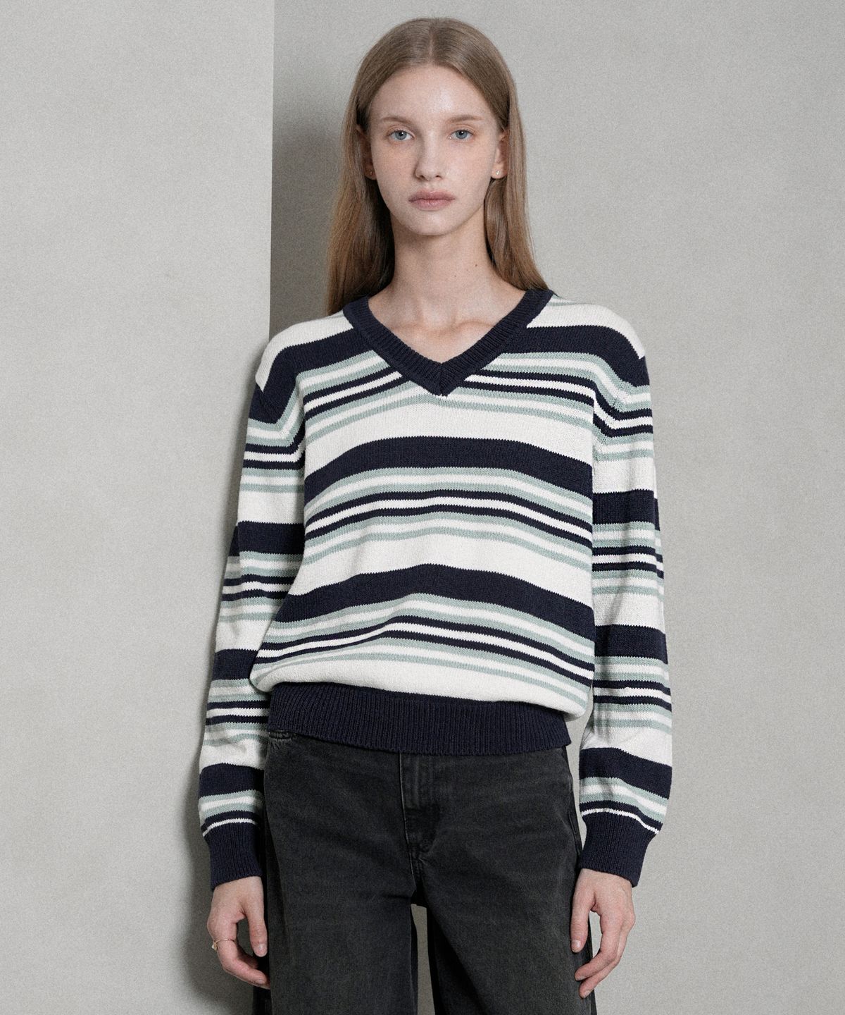 블레티(VLETI) Cotton V-neck Striped Knit (navy)
