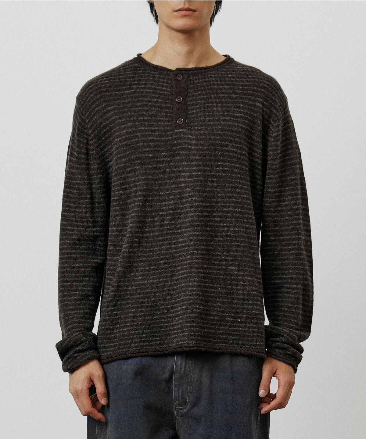 카네이테이(KANEITEI) WASHABLE BOHEMIAN STRIPE HENLEY NECK KNIT (BROWN)