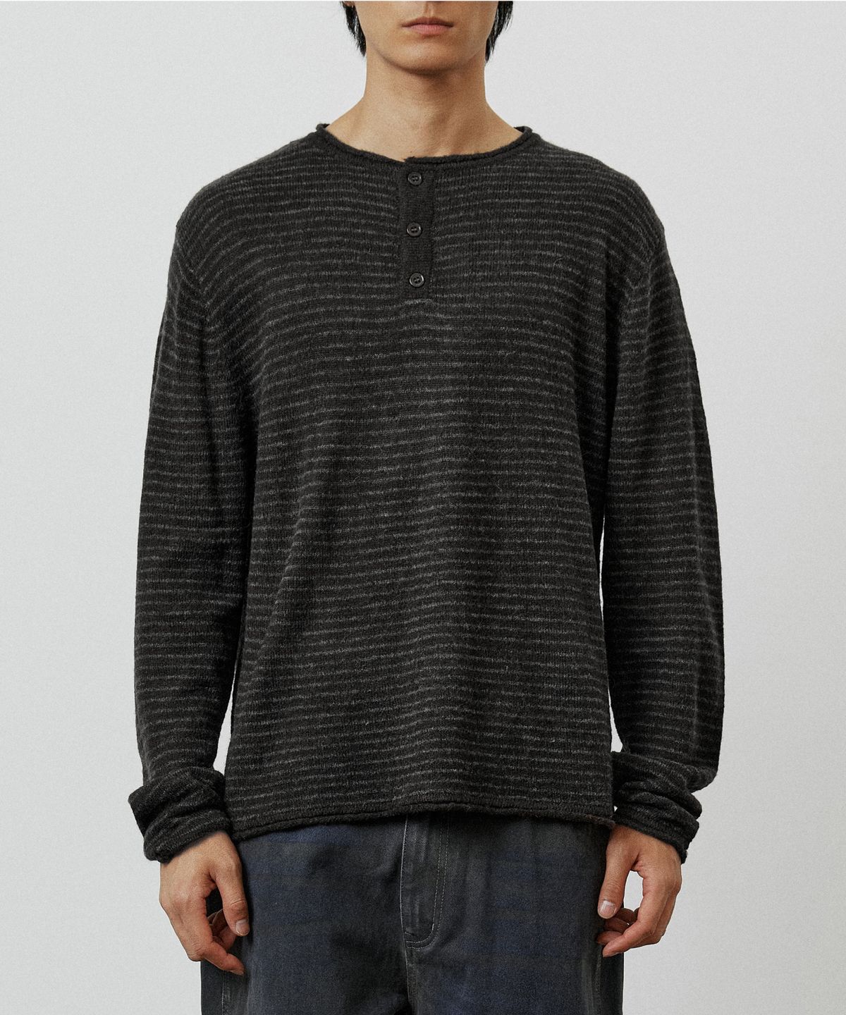 카네이테이(KANEITEI) WASHABLE BOHEMIAN STRIPE HENLEY NECK KNIT (CHARCOAL)